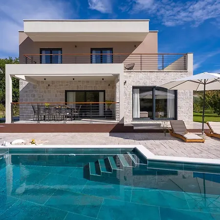 New! Stylish 4-bedroom Agrosa With 30 M2 Private Pool, Hydromassage, Finnish Sauna And Fun Zone Villa *