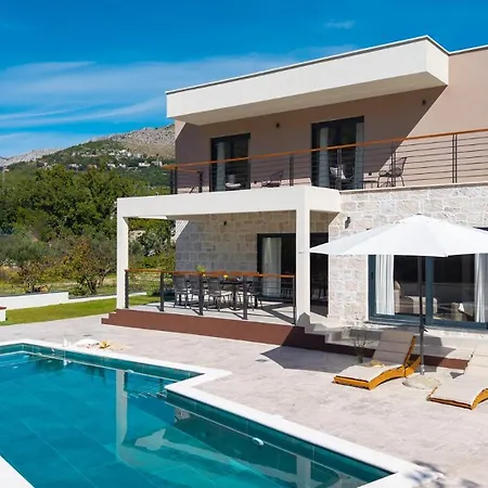 Villa New! Stylish 4-bedroom Agrosa With 30 M2 Private Pool, Hydromassage, Finnish Sauna And Fun Zone *