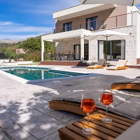 New! Stylish 4-bedroom Agrosa With 30 M2 Private Pool, Hydromassage, Finnish Sauna And Fun Zone Villa Srinjine