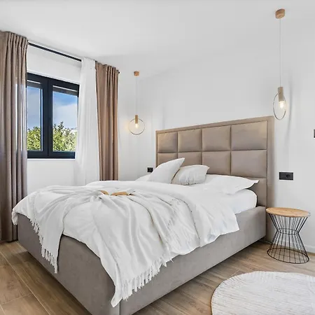 New! Stylish 4-bedroom Agrosa With 30 M2 Private Pool, Hydromassage, Finnish Sauna And Fun Zone Srinjine
