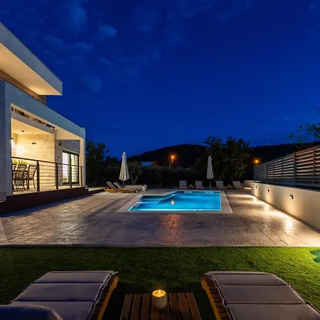 New! Stylish 4-bedroom Agrosa With 30 M2 Private Pool, Hydromassage, Finnish Sauna And Fun Zone Srinjine